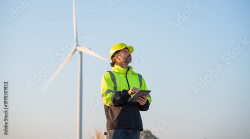 Foto Engineer wearing uniform inspection and survey work in wind turbine farms