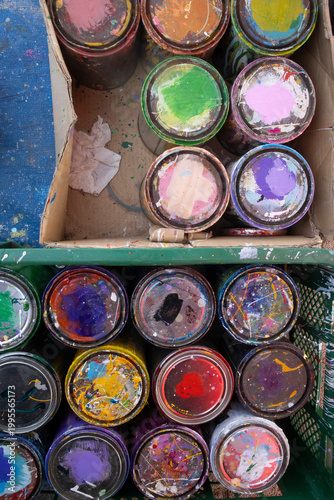 These are various colors of paint for drawing or coloring.그림을 그리거나 색칠을 위한 여러가지색의 페인트 입니다.
