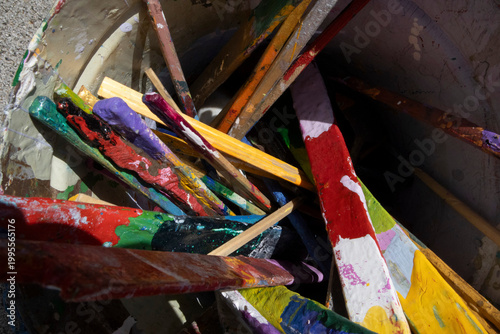 These are various colored paint brushes for drawing or coloring.그림을 그리거나 색칠을 위한 여러가지색의 페인트붓 입니다.