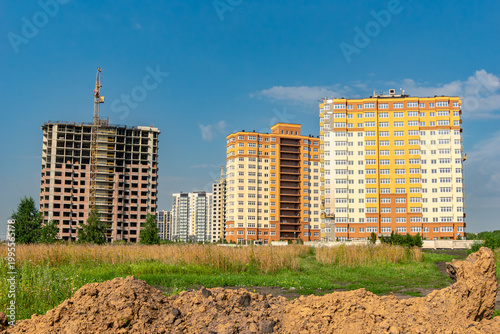 Принти на полотні Multi stage residential construction site showing unfinished skeleton and comple