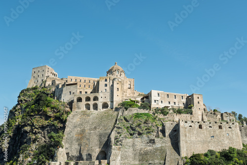 Vue du chateau Aragonais sur l'ile d'Ischia en Italie, Castello Aragonese