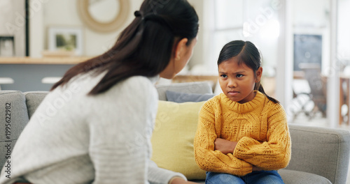 Foto Talking, discipline and mom with girl in home for behavior, tantrum and bad attitude for parenting
