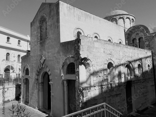 La facciata principale e quella laterale dell'antica Chiesa di Maria Santissima Annunziata dei Catalani a Messina.