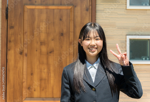 笑顔で可愛い制服の女子高生