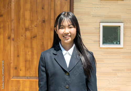 笑顔で可愛い制服の女子高生