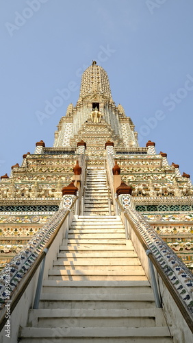 Foto Dramatic upward perspective of the iconic architectural stairs at Wat Arun Buddhist temple, showing ancient craftsmanship and cultural heritage