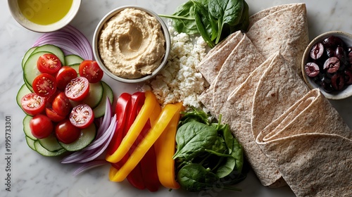 Ingrédients frais pour wraps végétariens disposés sur marbre blanc