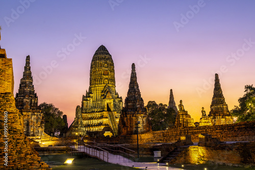 Schilderij op canvas Beautiful ancient wat ayutthaya temple ruin glowing brightly under peaceful purp
