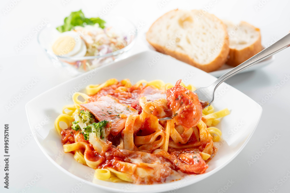 Fototapeta premium パスタとベーコンのトマトソース