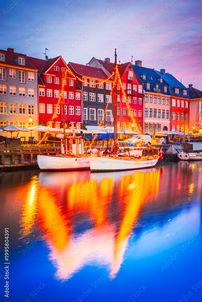 Obraz premium Copenhagen, Denmark. Colorful night water reflection of Nyhavn, Kobenhavn iconic canal.