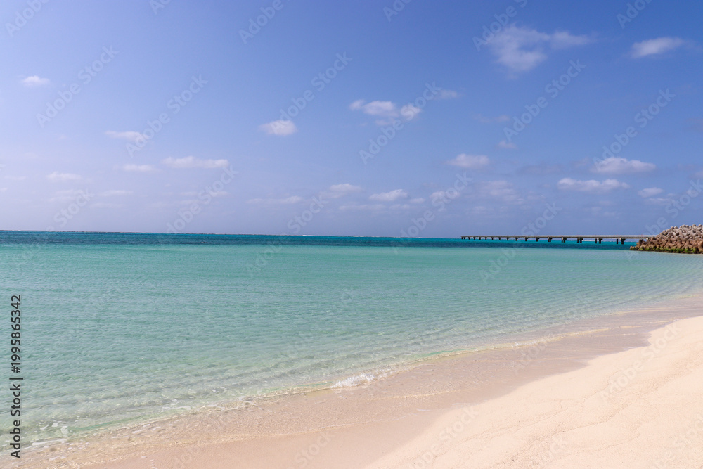 Fototapeta premium 沖縄宮古島のエメラルドブルーの海と白浜ビーチ