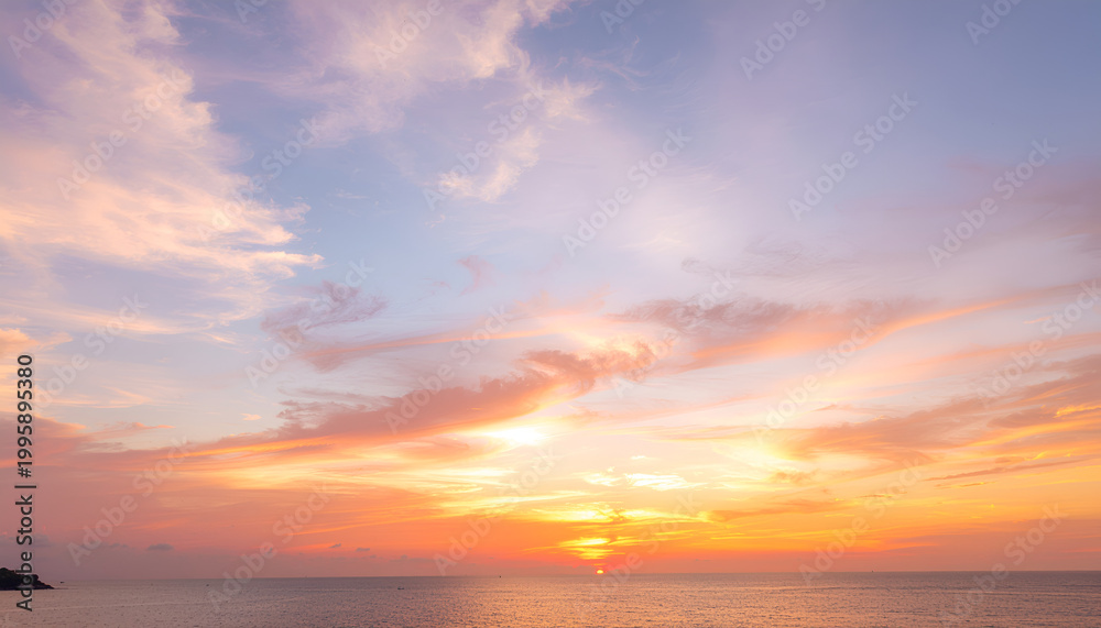 Fototapeta premium Vibrant ocean sunset with glowing horizon and pastel clouds.