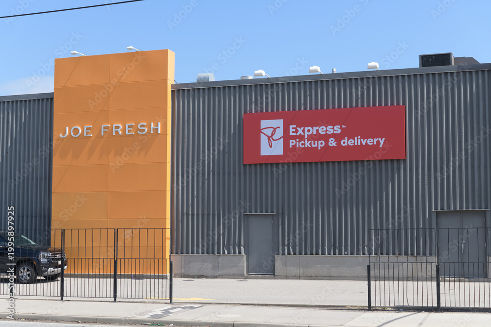 Obraz premium exterior building and signs of Joe Fresh and PC Express Pickup & delivery at 17 Leslie St, Toronto