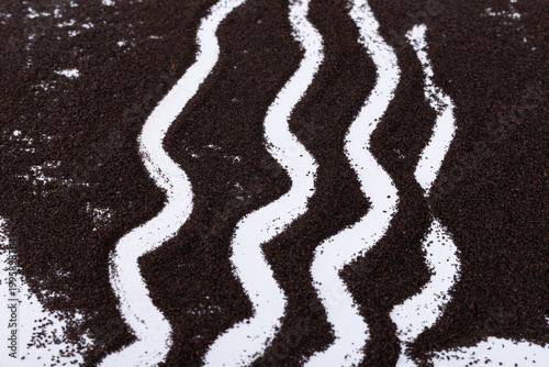 Wave-like texture of black tea powder