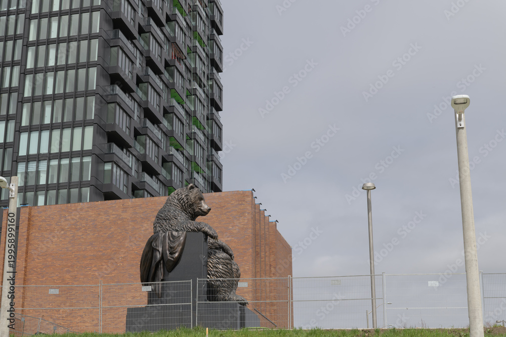 Naklejka premium wide view of Big Bear Park (Crosstown Park South), with sculpture by Dean Drever, Haida First Nation artist, at northwest corner of Eglinton and Don Mills, Toronto