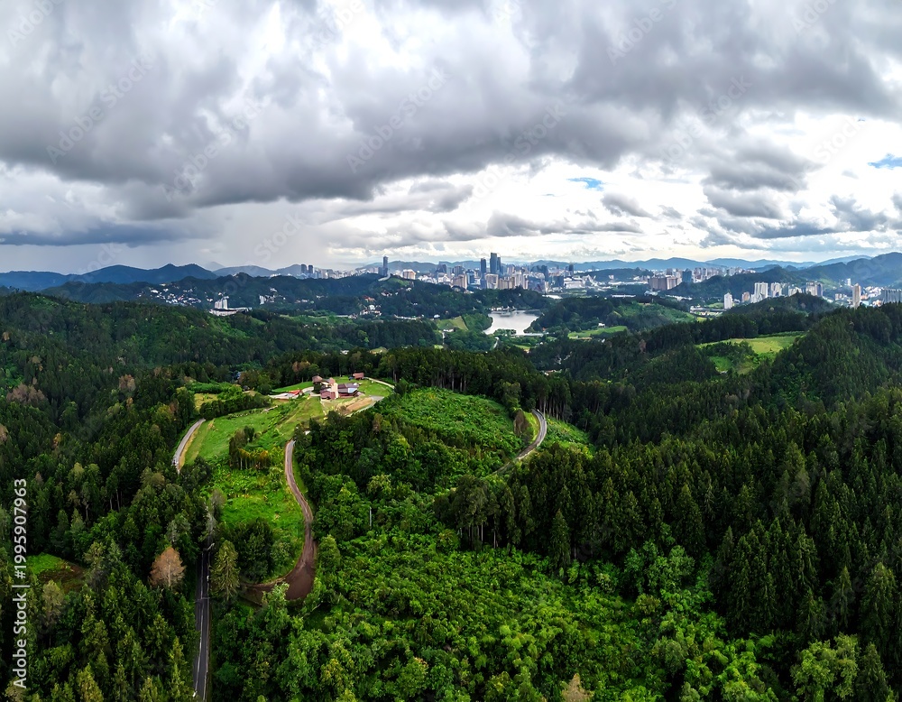 Obraz premium Panoramic aerial view of a valley, city, and hills