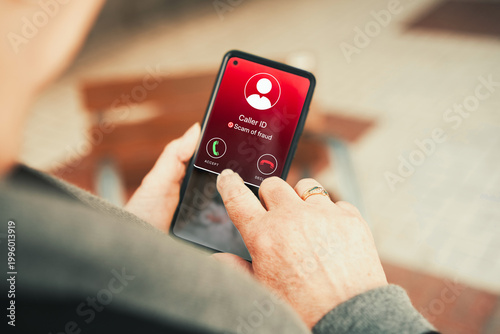 Foto Fraud Caller ID Warning on Red Smartphone Screen Held by Senior Woman