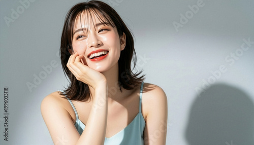 艶やかな肌と透明感のある若い女性のビューティーポートレート (Soft Radiance Portrait Series)