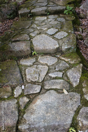 山奥へと続く石畳の道