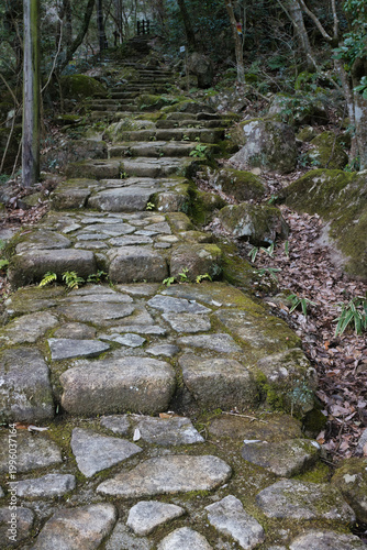 山奥へと続く石畳の道