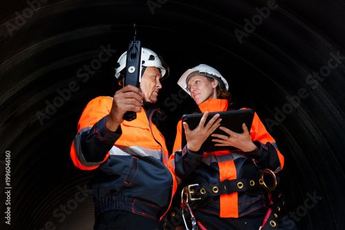 Fotografi Engineers are checking the integrity and safety of the pipeline.