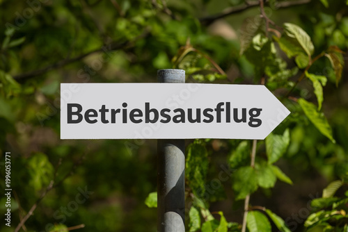 Photos Schild im Wald mit hinzugefügtem Text BETRIEBSAUSFLUG