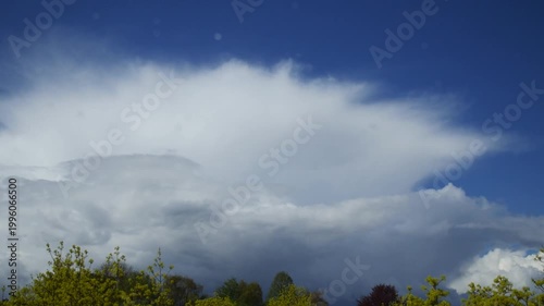 Quellwolken bilden dramatische Wolken-Formationen - Nähe Dortmund, NRW - Zeitraffer, Timelapse