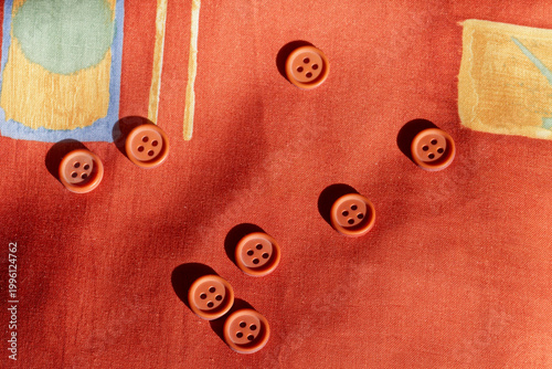 Fotografía Boutons à coudre posés sur du tissu