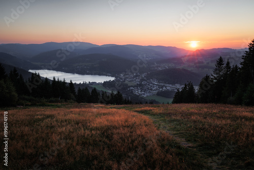 Sonnenuntergang über dem Titisee im Schwarzwald vom Aussichtspunkt am Hochfirstturm