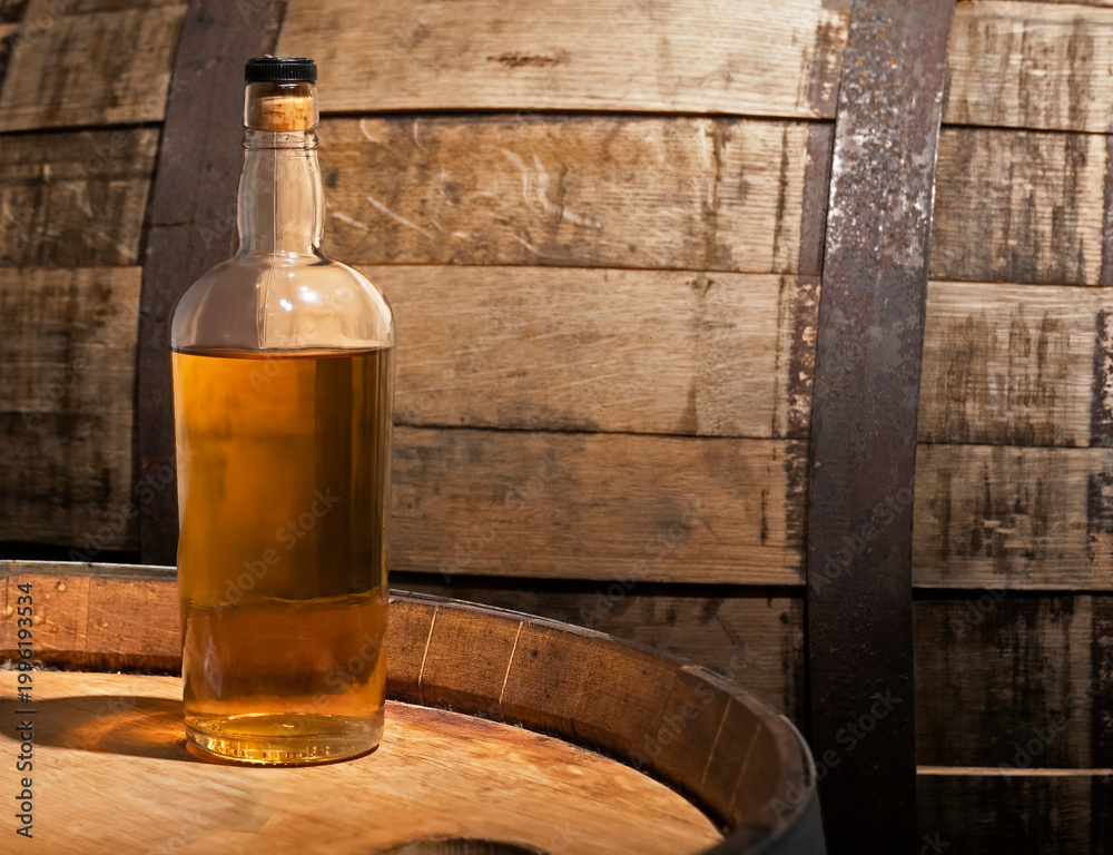 Ταπετσαρία Old bottle of Irish Whiskey sitting on a wooden barrel