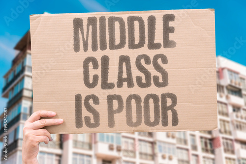 Foto "Middle Class Is Poor" research confirms middle-income earners are measurably closer to poverty than prior decades