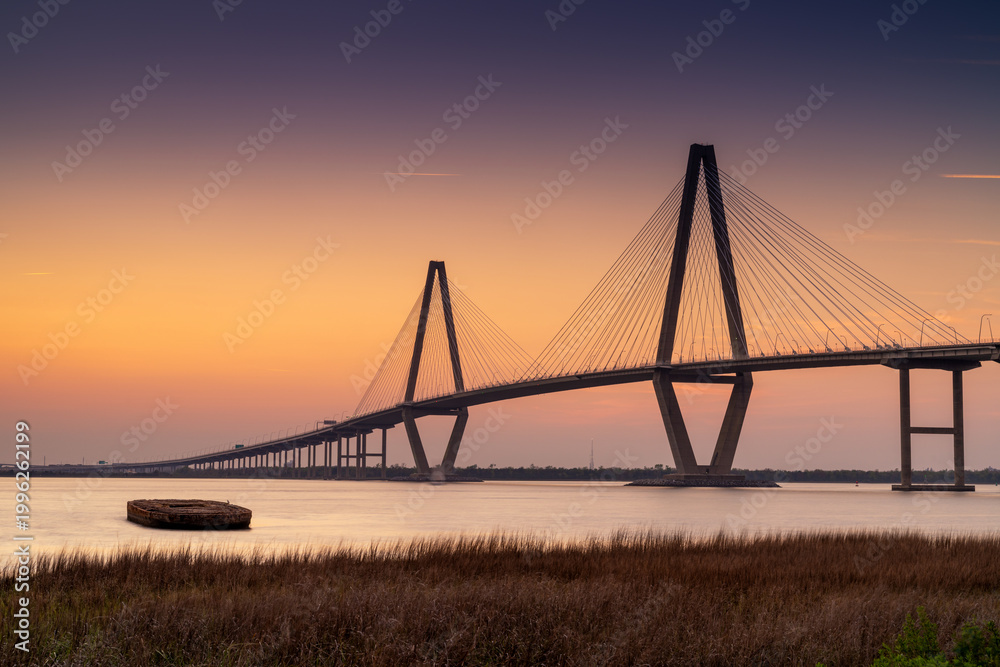 Obraz premium view of the Ravenel Bridge across the Cooper River in Charleston at sunset