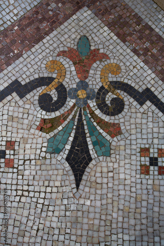 Carrelage en mosaïque pour un sol ornemental et coloré