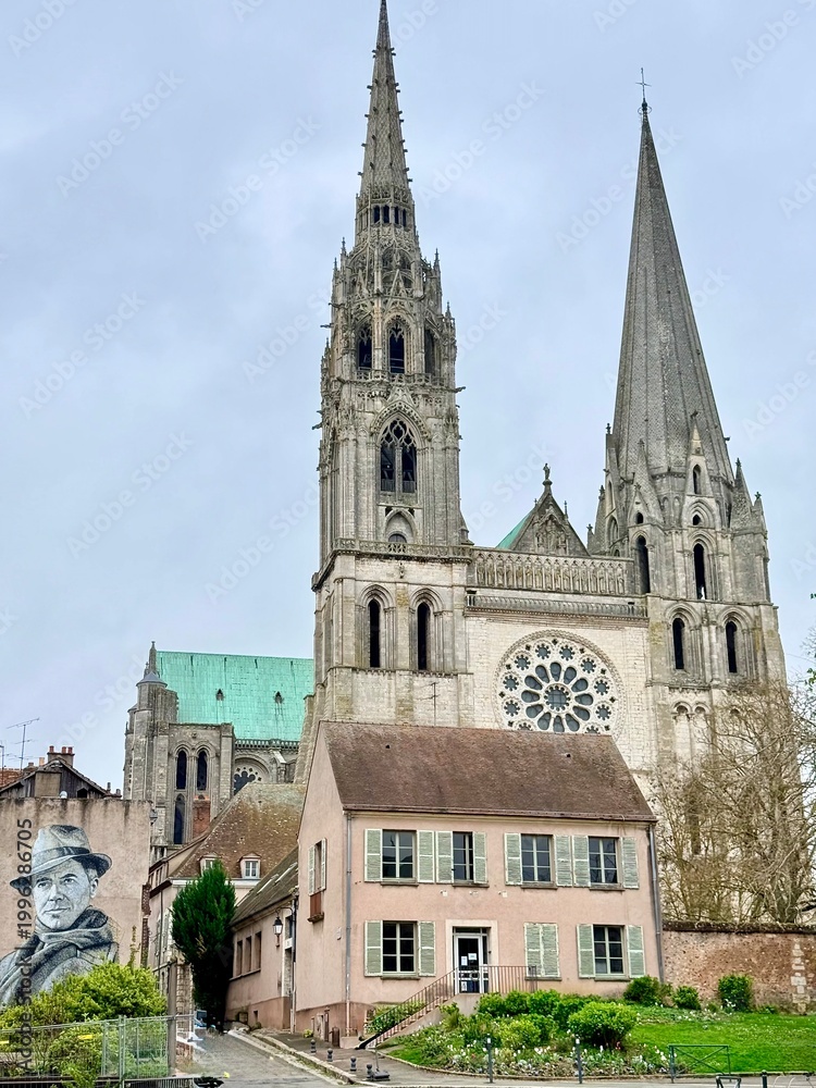 Fototapeta premium vue sur la cathedrale de chartres un jour ensoleillé