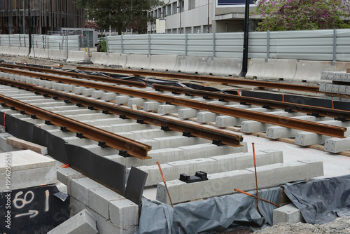 Bilde på lerret Installation de rails sur des traverses en béton pour le tramway
