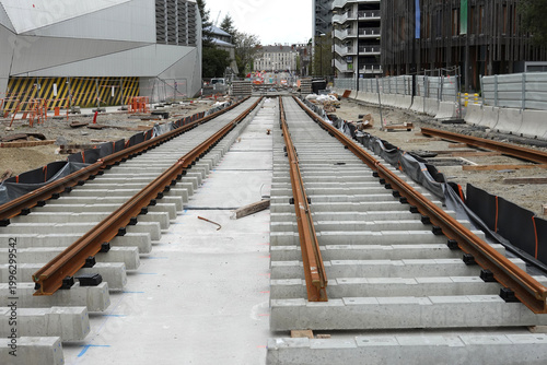 Foto Installation de rails sur des traverses en béton pour le tramway