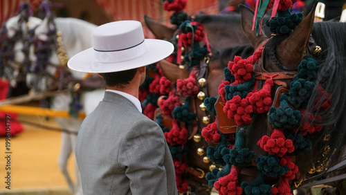 Jinete a caballo con sombrero en feria.