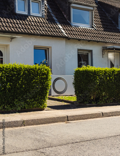 Eine Wärmepumpe im Vorgarten eines Einfamilienhaus in Essen, Deutschland