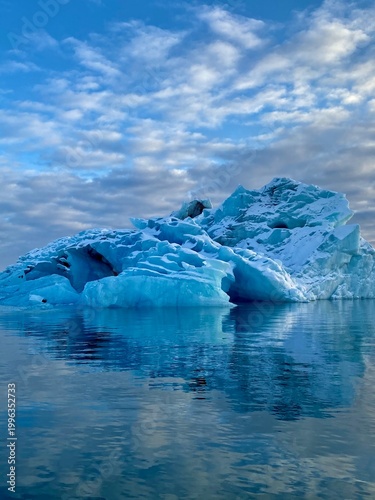 Fotografie Iceberg coming from the glacier at Jökulsárlón in Iceland with magnificent light