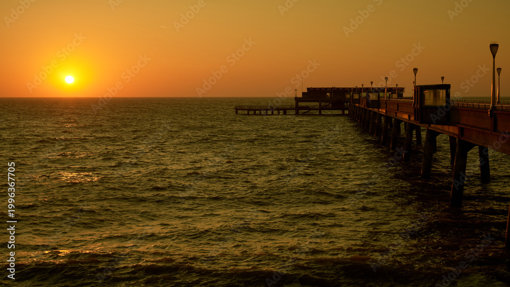 Fototapeta premium Sunrise over Deal Pier