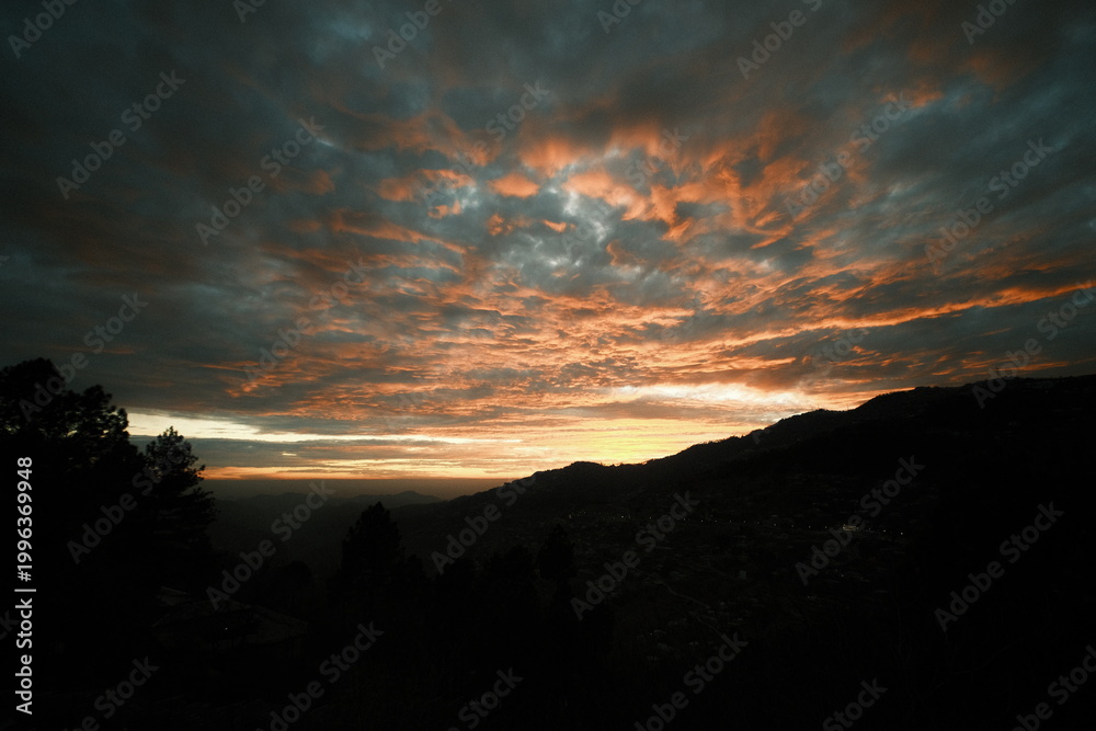 Obraz premium Stunning Sunset Over Mountain Silhouette