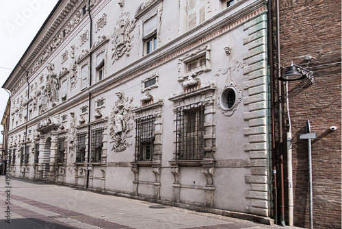 Obraz na plátně Late-Renaissance palace Bentivoglio (from 1449) is located on Via Garibaldi