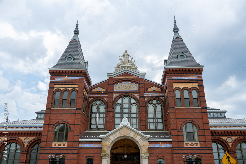 Obraz premium Washington DC, USA - 14 June 24: Historic Red Brick Museum Facade, Washington DC