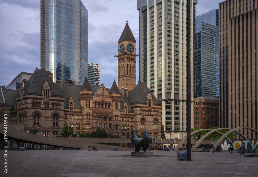 Fototapeta premium Toronto Old City Hall and Nathan Phillips Square - Toronto, Ontario, Canada