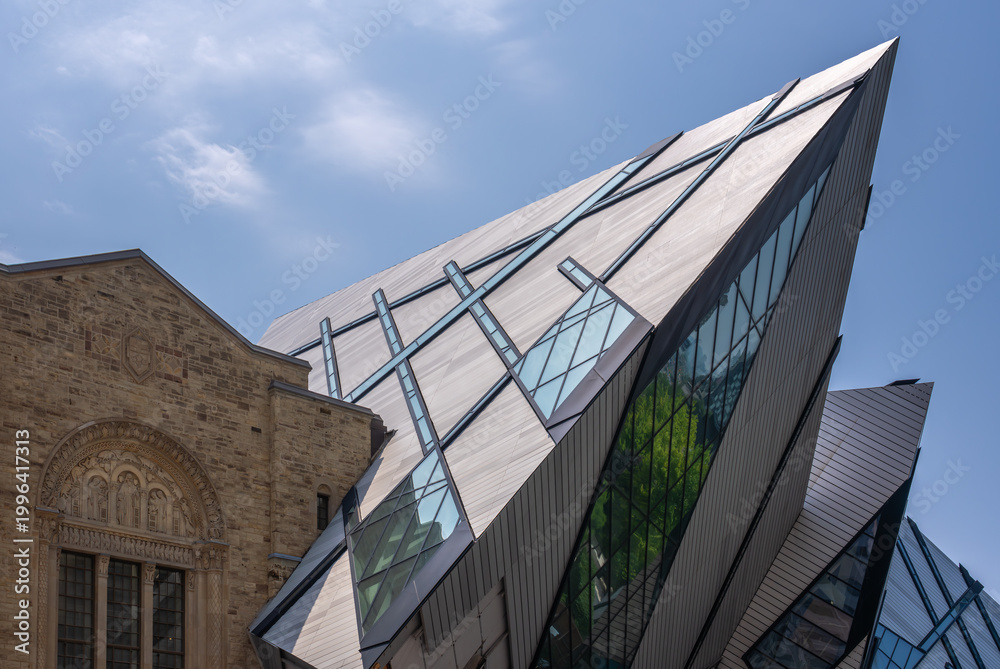 Fototapeta premium Royal Ontario Museum - Michael Lee-Chin Crystal Facade - Toronto, Ontario, Canada
