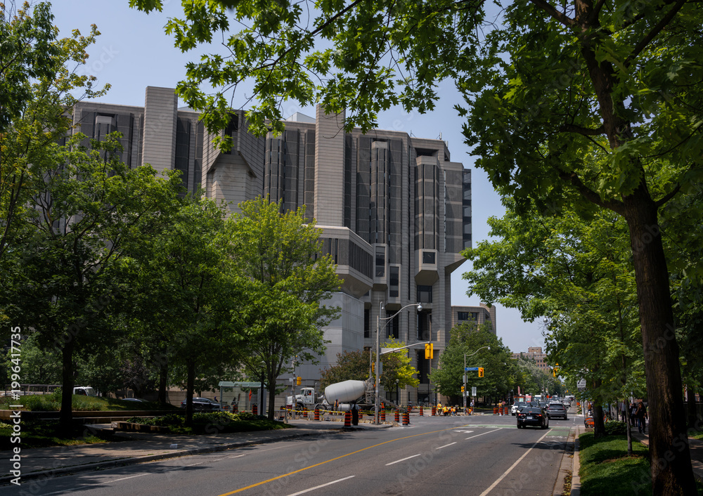 Fototapeta premium Robarts Library at University of Toronto - Campus St. George - Toronto, Ontario, Canada