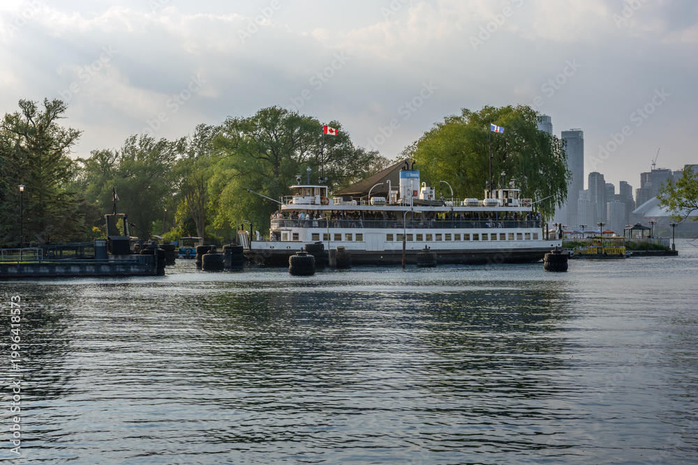 Fototapeta premium Toronto Island Ferry at Centre Island - Toronto, Ontario, Canada