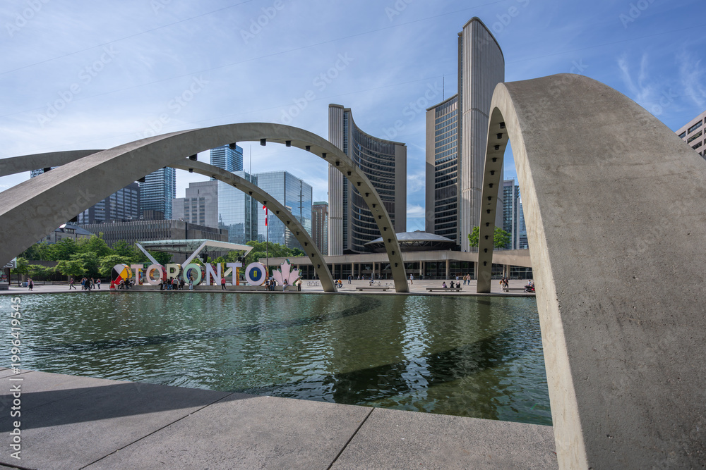 Fototapeta premium Nathan Phillips Square Freedom Arches with Toronto City Hall and Toronto Sign - Toronto, Ontario, Canada