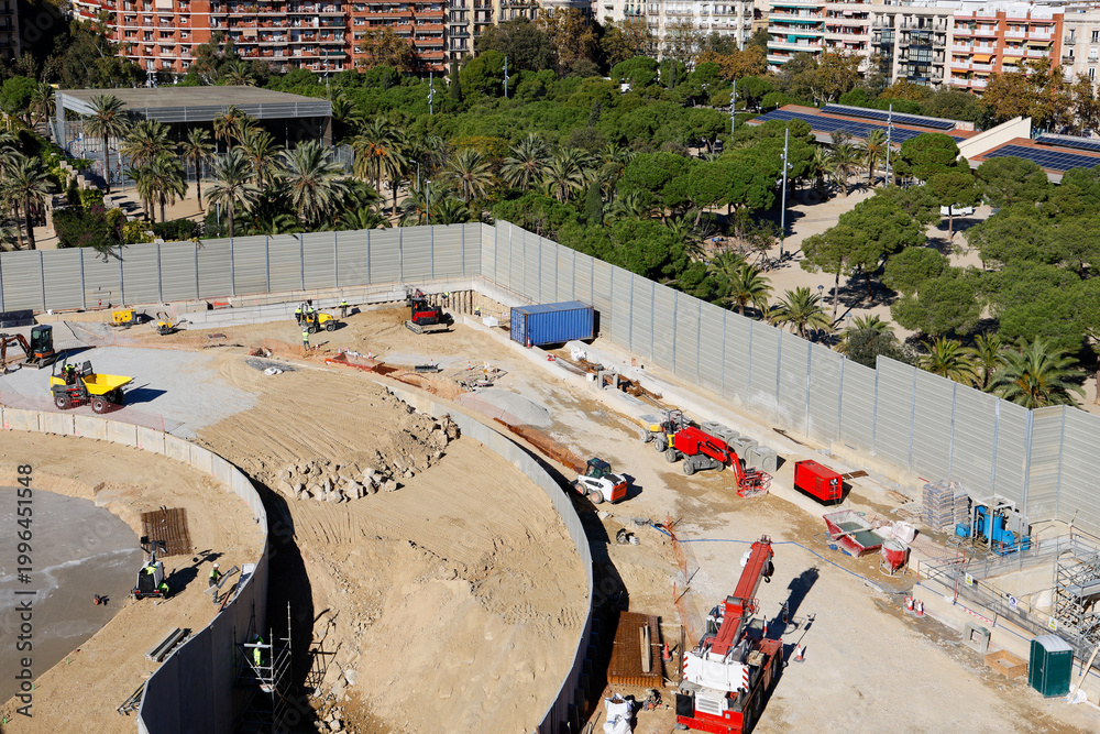 Fototapeta premium Vue aérienne d'un chantier de construction à Barcelone, avec des engins de chantier en activité.