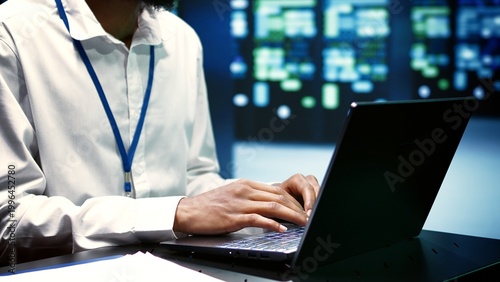 Foto Supervisor mending data center operational issues arising due to high CPU usage, insufficient memory and misconfigured applications